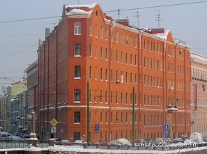 Дом генерала А. Д. Буткевича, надстроенный в 1900-х гг. (перворначально двухэтажный), известный ныне под названием «дом-утюг».